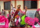 Khed | आंबोलीत हटके जल्लोष ; पत्नीने सरपंच पतीला खांद्यावर उचलून साजरा केला विजय