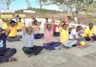 National yoga day | आंतरराष्ट्रीय योग दिनानिमित्त ढुम्या डोंगरावर योगासने, प्राणायाम; उत्साहात योग दिन साजरा