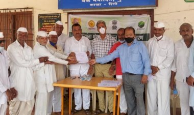 शिवे येथे डिजिटल सातबाराचे वितरण.