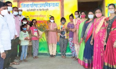 करंजविहिरे शाळेत विद्यार्थ्यांना गुलाबपुष्प देऊन स्वागत.