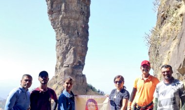 वजीर सुळक्यावर तिरंगा फडकावून  सावित्रीबाईंना वंदन