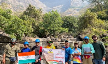 कोकणकड्यावर फडकला तिरंगा ; दुमदुमल्या घोषणा