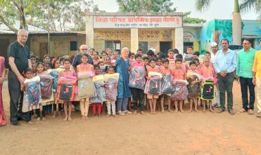 तोरणे बु जि.प शाळेत विद्यार्थ्यांना साहित्य वाटप