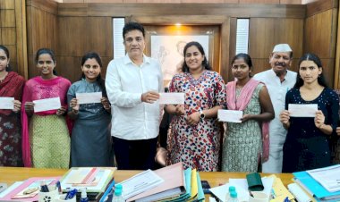 HRM college | पवार पब्लिक चॅरिटेबल ट्रस्टतर्फे २ लाख ९३ हजारांच्या शिष्यवृत्तीचे वाटप 