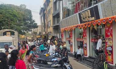 Khed | राजगुरूनगरच्या वाडारोड रस्त्यालगत कापड दुकानांसमोर बेशिस्त पार्किंग