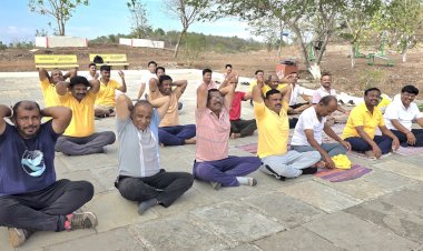 National yoga day | आंतरराष्ट्रीय योग दिनानिमित्त ढुम्या डोंगरावर योगासने, प्राणायाम; उत्साहात योग दिन साजरा