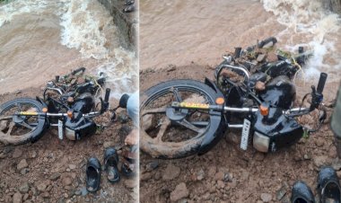 Khed Heavy rain hits | शेलू पुलावरून दुचाकीसह व्यक्ती वाहून गेली; शोधमोहीम सुरू, रस्ता वाहतुकीसाठी बंद