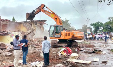 Gairan Land Maharashtra | खेडमध्ये बुलडोझरची धडक! व्यावसायिक मिळकतींवर मोठी कारवाई; खराबवाडीत अतिक्रमण हटाव सुरू