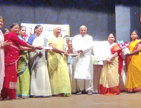 डॉ. सुधा कोठारी यांना ‘स्वर्गीय कांचनताई परुळेकर स्मृती गौरव प्रथम पुरस्कार’ प्रदान