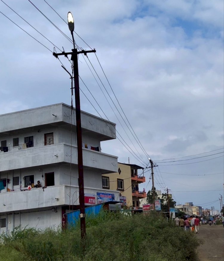 वासुली गावात पोलवरील लाईट दिवसाढवळ्या सुरू ? नेमलेल्या वीज वितरण कंपनीच्या वायरमनचे दुर्लक्ष.