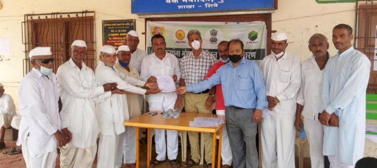 शिवे येथे डिजिटल सातबाराचे वितरण.