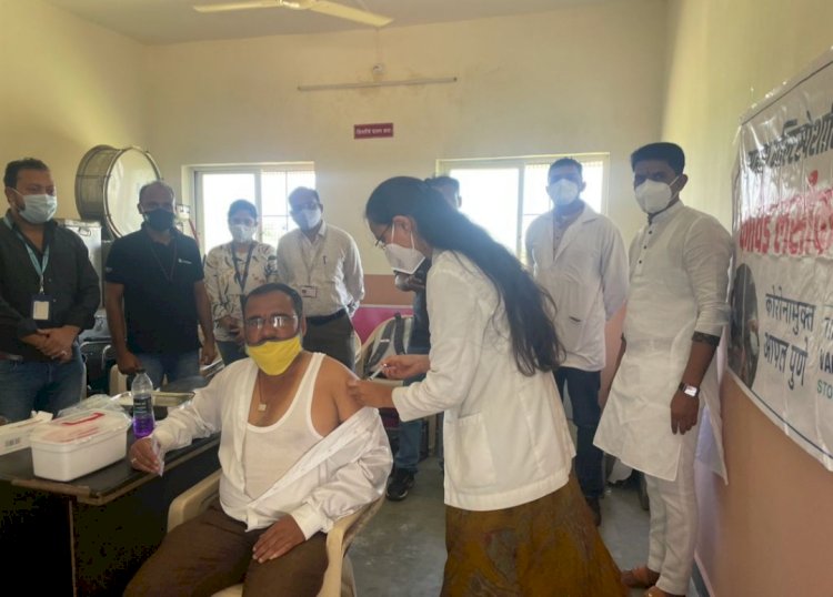 एपीएम टर्मिनल कंपनी कडून भांबोलीत ६५० नागरिकांचे लसीकरण - सरपंच भरत लांडगे