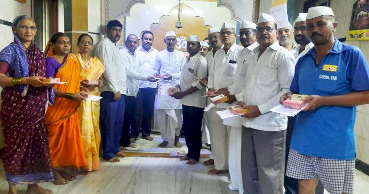 मुंबईत राहणारे खेडचे नागरिकांना दिवाळीनिमित्त मिठाई व शुभेच्छापत्रांचे वाटप : उद्योजक मारतीशेठ कोळेकर