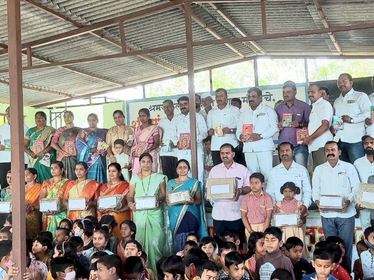 खेड तालुक्यातील १९  जि. प शाळांना अवांतर  पुस्तकांचे वाटप .