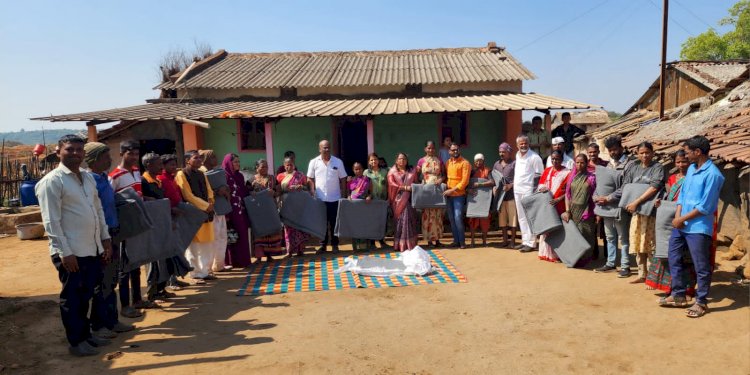 हुतात्मा राजगुरू सोशल फाऊंडेशन यांच्याकडून दुर्गम भागात ब्लँकेट आणि कपड्यांची मदत 