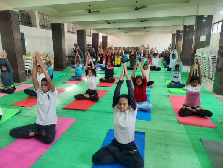 Khed | राजगुरू महाविद्यालयात योग दिनानिमित्त व्याख्यान व योग प्रात्यक्षिकांचे आयोजन