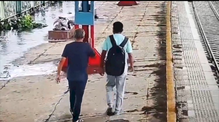 Mumbai | रेल्वे समोर बाप लेकाची आत्महत्या ; घटना सीसीटीव्ही मध्ये कैद