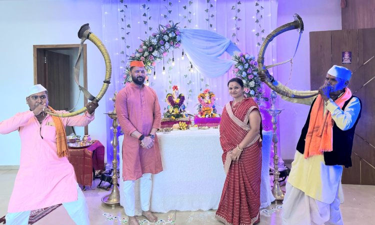 सुधीर मुंगसेंनी तुतारी वाजवत केली घरात मूर्तीची प्राणप्रतिष्ठा