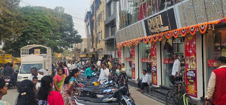 Khed | राजगुरूनगरच्या वाडारोड रस्त्यालगत कापड दुकानांसमोर बेशिस्त पार्किंग