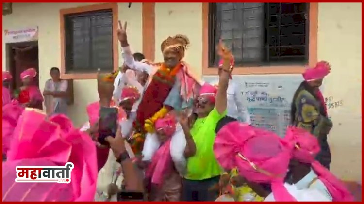 Khed | आंबोलीत हटके जल्लोष ; पत्नीने सरपंच पतीला खांद्यावर उचलून साजरा केला विजय
