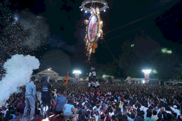 Khed | राजगुरूनगरात नजरेत राष्ट्र, हृदयात महाराष्ट्र टॅगलाईनसह दहीहंडी उत्सव संपन्न ; अपघातग्रस्त कुटुंबांना मदतीचा हात