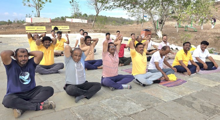 National yoga day | आंतरराष्ट्रीय योग दिनानिमित्त ढुम्या डोंगरावर योगासने, प्राणायाम; उत्साहात योग दिन साजरा