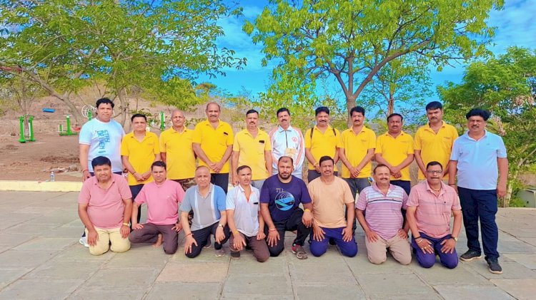 National yoga day | आंतरराष्ट्रीय योग दिनानिमित्त ढुम्या डोंगरावर योगासने, प्राणायाम; उत्साहात योग दिन साजरा