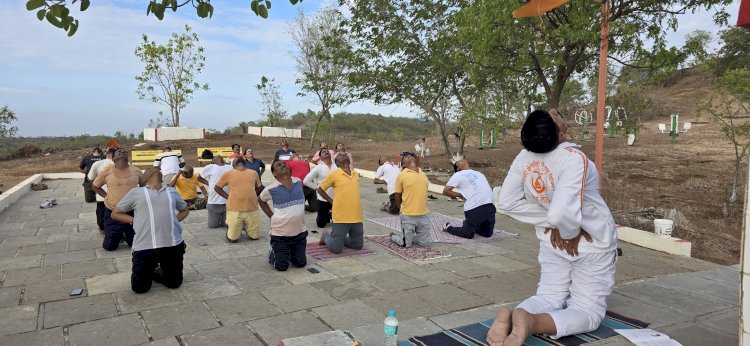 National yoga day | आंतरराष्ट्रीय योग दिनानिमित्त ढुम्या डोंगरावर योगासने, प्राणायाम; उत्साहात योग दिन साजरा