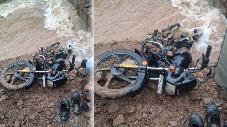 Khed Heavy rain hits | शेलू पुलावरून दुचाकीसह व्यक्ती वाहून गेली; शोधमोहीम सुरू, रस्ता वाहतुकीसाठी बंद
