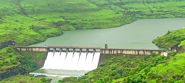 Kalmodi Dam overflow | कळमोडी धरण १०० टक्के भरले; सांडव्यावरून अनियंत्रित विसर्ग सुरू, नदीकाठच्या नागरिकांना सतर्कतेचा इशारा